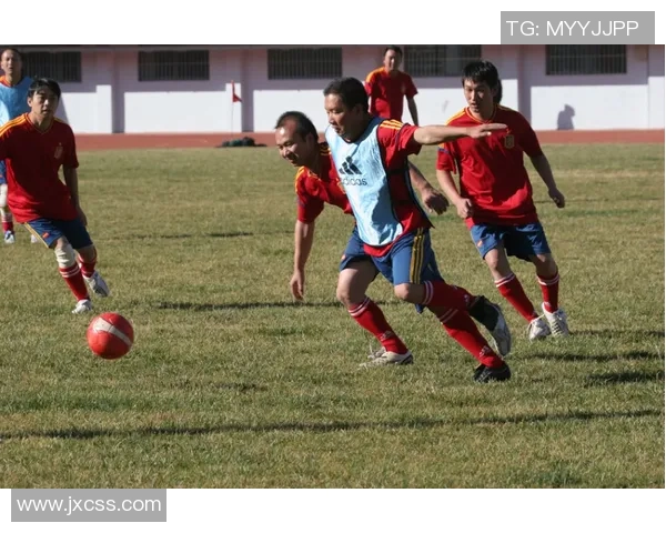 绘制足球明星精彩倒钩瞬间展现运动之美与激情 绘制足球明星精彩倒钩瞬间展现运动之美与激情