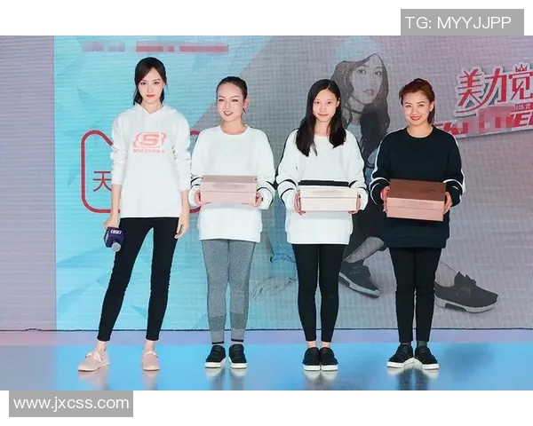 美女与足球明星亲密合影展现运动与魅力的完美结合 美女与足球明星亲密合影展现运动与魅力的完美结合